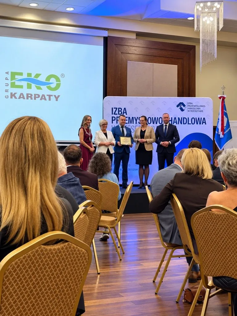 Wręczenie wyróżnienia przedstawicielowi Grupy EKO Karpaty podczas gali Podkarpackiej Izby Przemysłowo-Handlowej